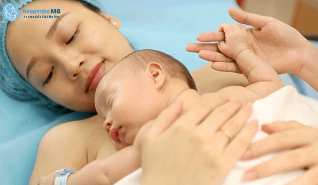 Da Kề Da Sau Sinh - Khám Phá Bí Mật Đằng Sau Những Cái Ôm 2 da kề da