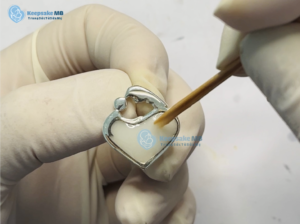 Có nên tự làm trang sức từ sữa mẹ tại nhà không_Keepsake MB