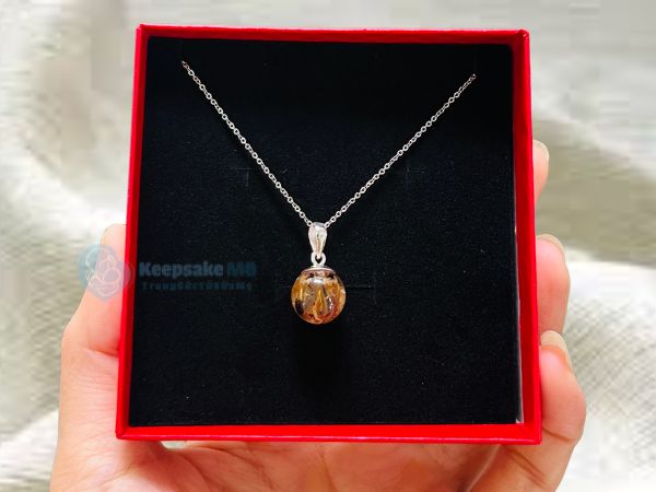 Trang sức từ cuống rốn là gì? Ý nghĩa và cách lưu giữ đúng cách 3 Mặt dây chuyền Ngọc Án Mẫu Tử - Trang sức làm từ cuống rốn Keepsake MB